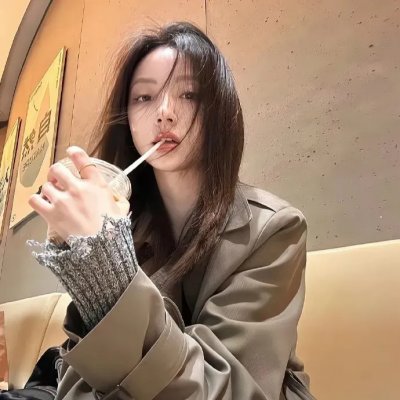 出墙红杏两家春
